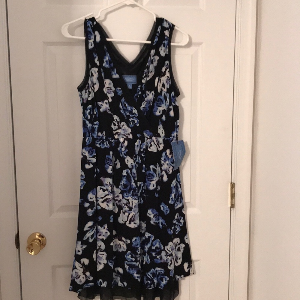 ☀️Pick 1 for $8 or 2 for $13 
Black and blue Simply Vera dress
